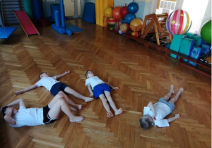Dzieci ćwiczą w sali gimnastycznej